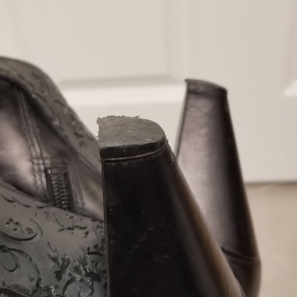 Black leather heeled boots - Picture 7 of 16